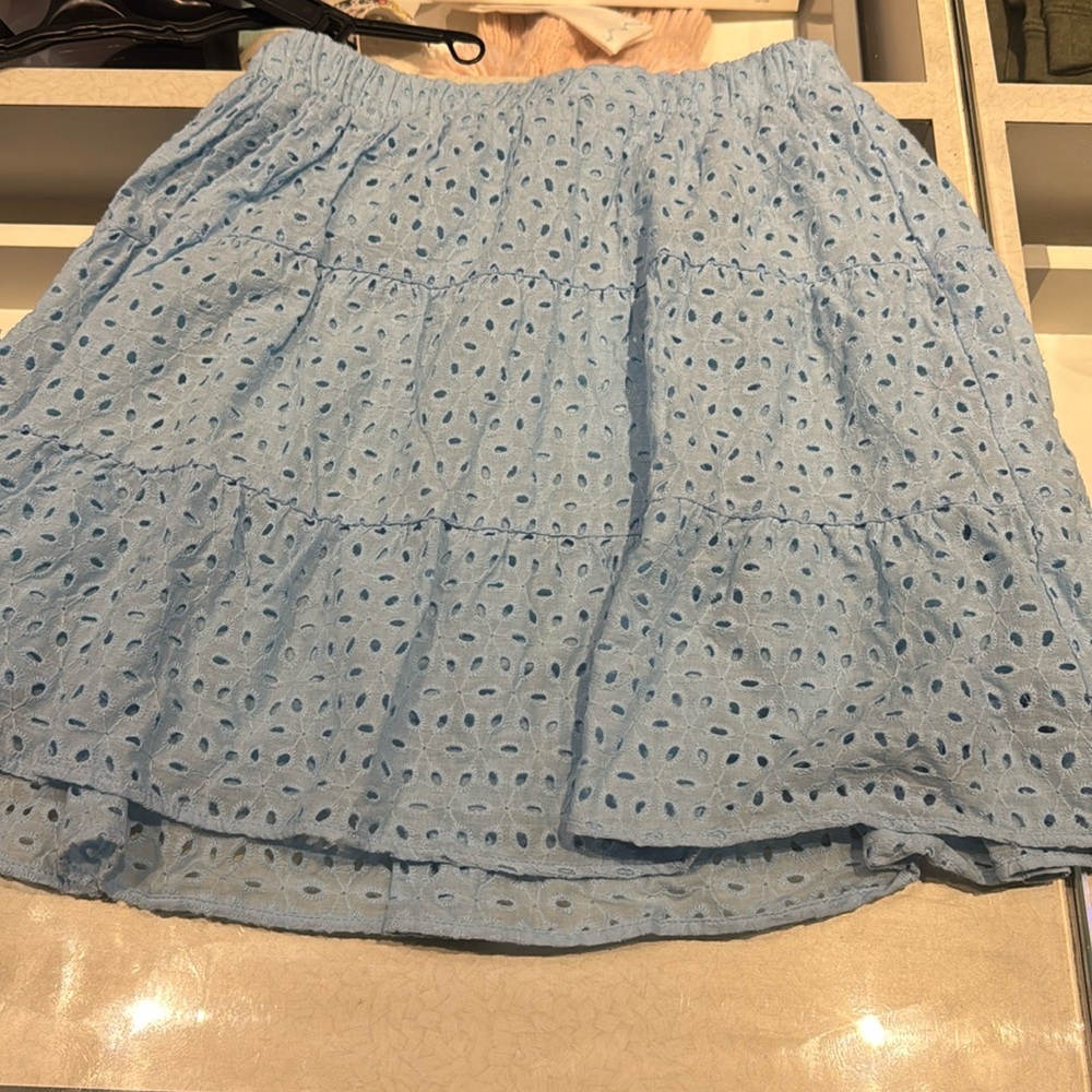 Annie wear blue spring skirt